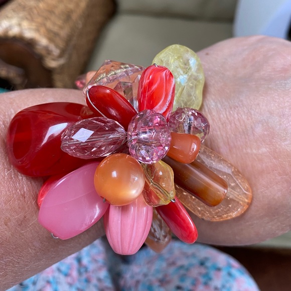 Big bold chunky flower bead bracelet - Picture 5 of 6